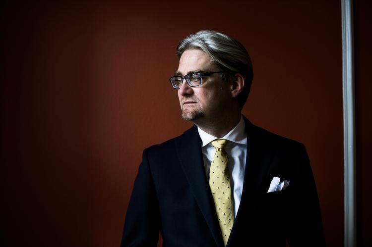 Søren Pind bliver rost for at forsøge at skrue ned for medarbejderens mailfeber i weekenden. 