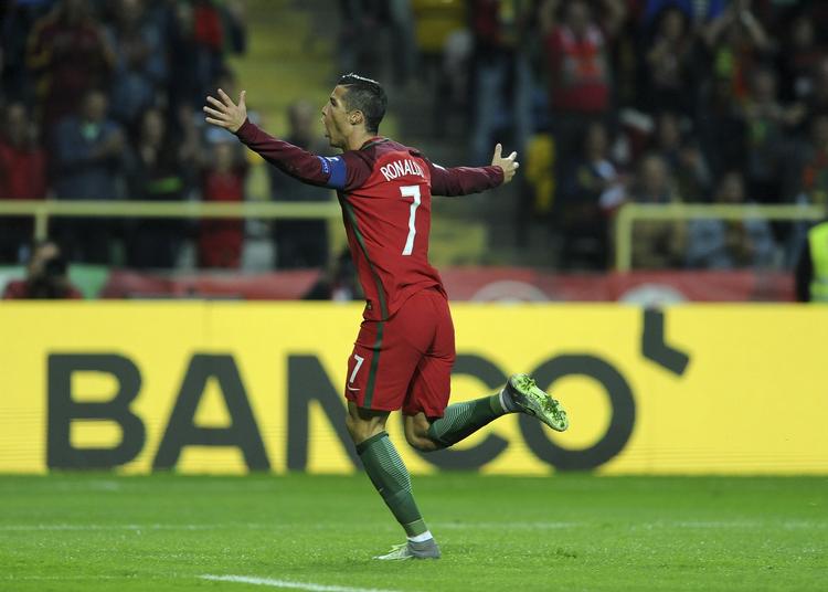 MÅLMAGER. Cristiano Ronaldo gjorde det igen - scorede en stribe mål for europamestrene fra Portugal. 