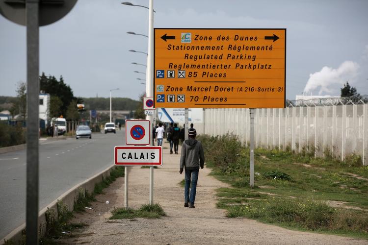 lukning. Forholdene i Calais er rædselsfulde, hvor desperationen breder sig i takt med, at rygterne om en snarlig rydning af 'junglen' breder sig. 