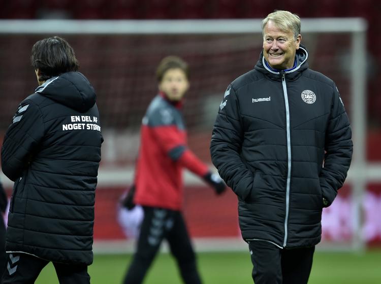 OPTIMIST. Åge Hareide erkender, at Polen er favorit i aftenens VM-kvalifikationskamp, men han tror også på, at Danmark kan vinde, hvis holdet har modet til en offensiv. 