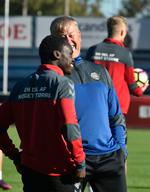 højt humør. Pione Sisto – her i samtale med landstræner Åge Hareide – er noget nær fodboldlykkelig efter mål i Celtas to seneste kamp. Foto: Lars Poulsen/Polfoto 