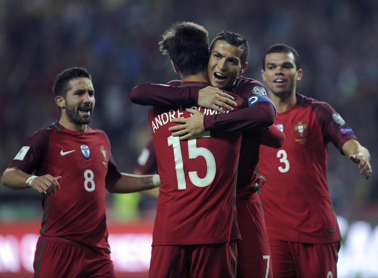 FARLIG. Cristiano Ronaldo morer sig herligt, når han scorer mange mål som f.eks. de fire gange mod Andorra fredag aften. Det vil ikke ske mod Færøerne, siger landstræner Lars Olsen. 