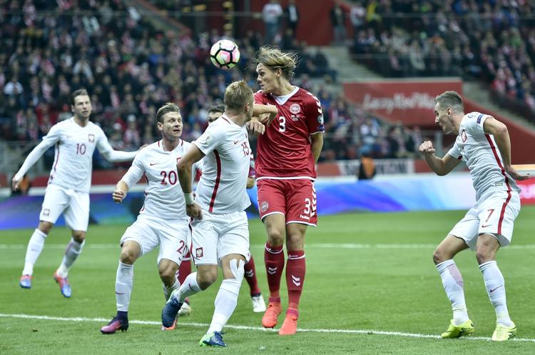 Utilfreds. Det ærgrer Jannik Vestergaard (i rødt), at første halvleg forløb så dårligt. 