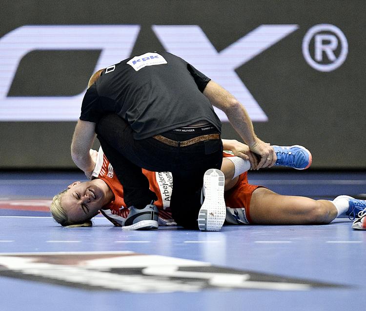 Skadet. Anfører Stine Jørgensen udgik i 1. halvleg, da hun faldt uheldigt. 