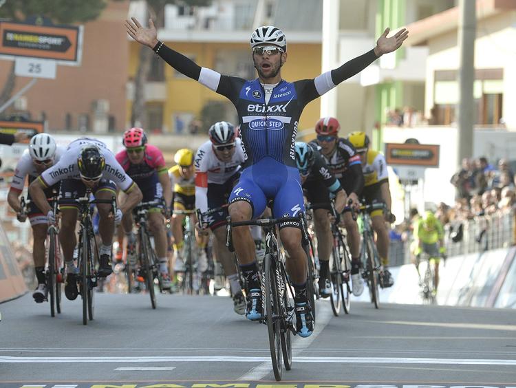 TRIUMF. Fernando Gaviria fra Colombia er en hurtig herre, når et felt nærmer sig stregen. Og i Paris-Tours var han ikke til at indhente. 