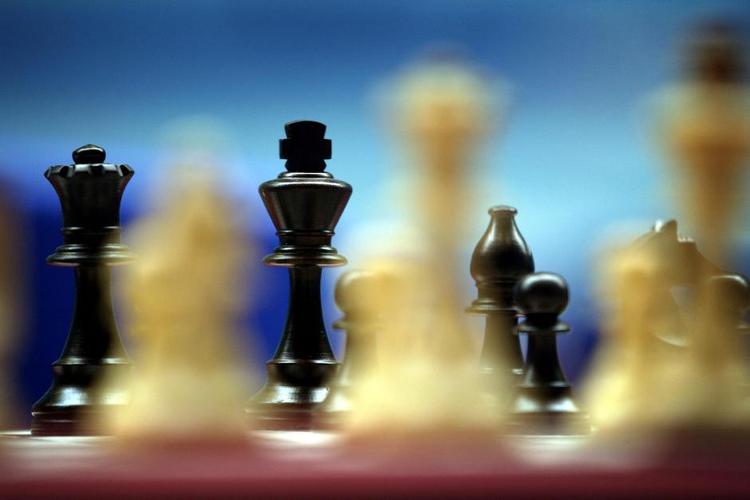 Dronningeoffer? De kvindelige stormestre er blevet brikker i et politisk spil, efter at Iran har fået tildelt skak-VM. Fra flere sider opfordres der nu til boykot af turneringen, fordi deltagerne vil skulle spille med slør. 