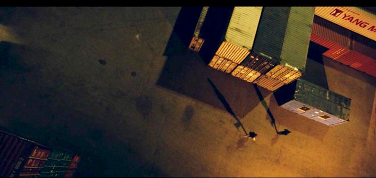 Referencer. I mørket på havnen giver kunstlysets spil med skyggerne mindelser om filmen 'Den tredje mand', ligesom andre scener i 'Bedrag' sender hilsner til andre af film- og kunsthistoriens værker. 