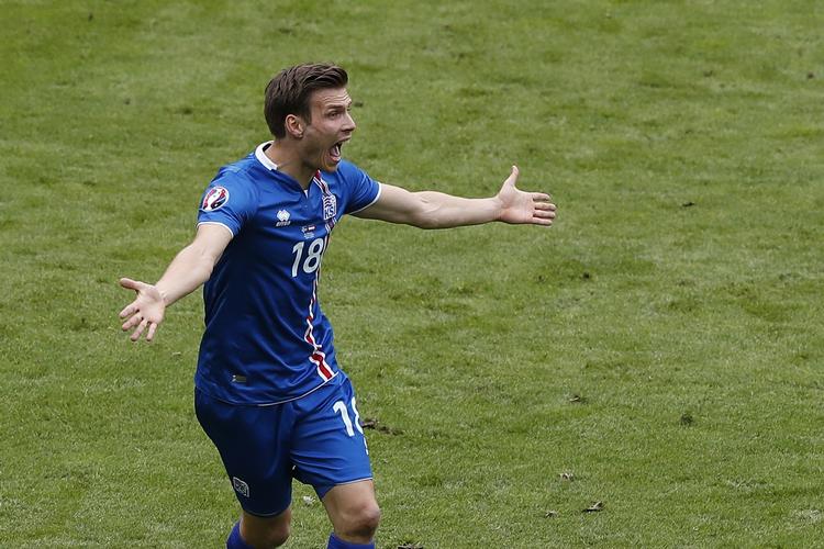 SCORING. Elmar Bjarnason bragte Island på 2-0 mod Tyrkiet ganske kort før pausen. Med lidt hjælp fra en modstander. 