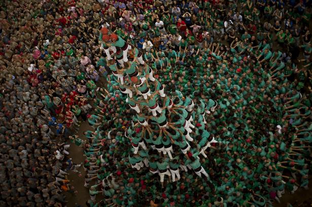 Castellers de Villafrance blev dette års vindere efter at have bygget dette tårn for derefter at skille det ad ved at kravle ned ad hinanden igen. 