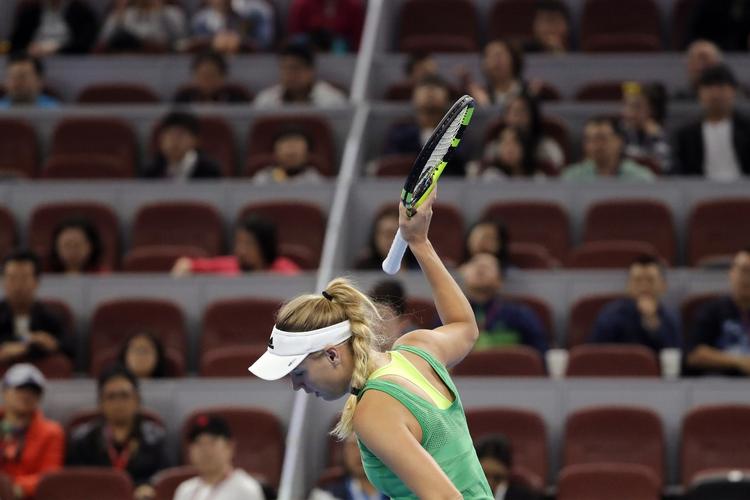ØV. I Beijing blev Caroline Wozniacki træt af legen under mødet med den senere vinder Agnieszka Radwanska. Måske er humøret vendt tilbage i Hongkong. 