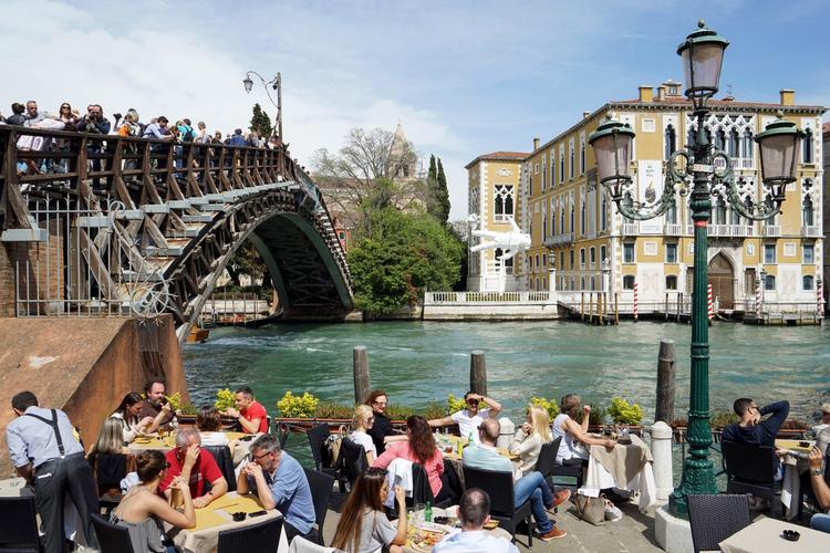 Uhørt. At Venedig kan ende på listen som truet verdensarv, gør indtryk på de italienske myndigheder, mener Italiens-kender. Foto: Daniel Kalker/picture-alliance/dpa/AP Images 