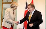 storpolitik. Premierminister Theresa May fra Storbritannien rejser i denne tid rundt til stats- og regeringschefer i EU for at tale om Brexit. I dag fik statsminister Lars Løkke Rasmussen besøg på Marienborg. 