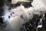 Protest. Tyrkisk politi benytter tåregas mod de demonstranter, der samlede sig foran avisen Today's Zaman for at protestere mod regeringens overtagelse af avisen. 