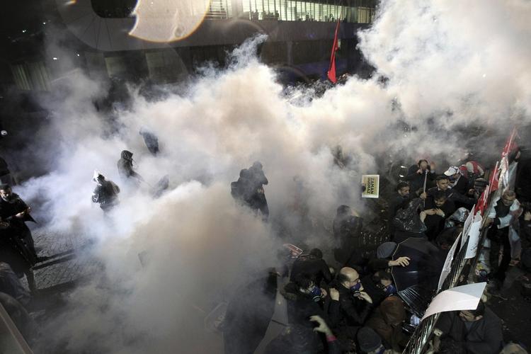 Protest. Tyrkisk politi benytter tåregas mod de demonstranter, der samlede sig foran avisen Today's Zaman for at protestere mod regeringens overtagelse af avisen. 