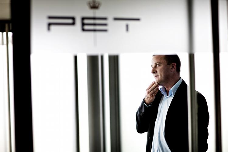 Kontrovers. Der er nedlagt forgedforbud mod en bog, hvor tidligere chef for Politiets Efterretningstjeneste Jakob Scharf fortæller om sin tid i tjenesten. 