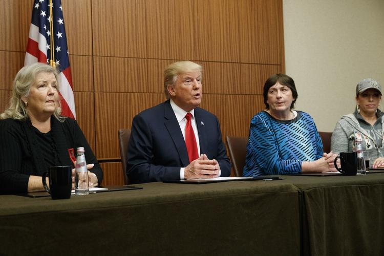 Angreb. For rullende kameraer forsøgte Donald Trump forud for søndagens debat at kaste mudder på Hillary og Bill Clinton ved at hive gamle anklager frem imod dem. 