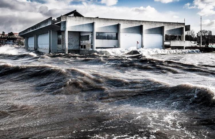 Omblæst. Stormen Bodil i 2013 forårsagede skader på Vikingeskibs hallens allerede krakelerede facade mod Roskilde Fjord. Nu vil museet have fjernet fredningen af hallen. 