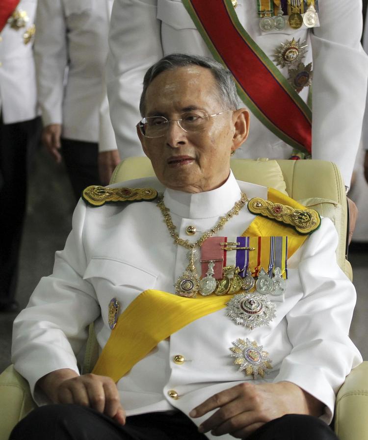 Farvel. Bhumibol Adulyadej blev den længst regerende monark i moderne verdenshistorie og efterlader en nation, hvor tvivlen om monarkiets egnethed begynder at gnave 