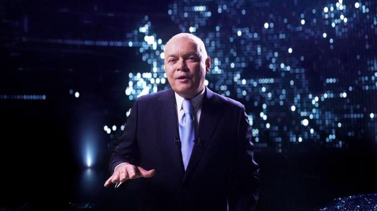 Hver søndag troner Dmitrij Kiseljov frem på tv-kanalen Rossija 1 i bedste sendetid. Han er studievært på landets mest sete nyhedsprogram og kaldes af sine kritikere ’Ruslands propagandaminister’. 