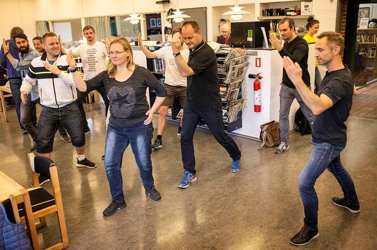 PUSTERUM. Lærere på Solrød Gymnasium viser, hvordan de sidste år lavede 15 minutters tai-chi efter frokost. Foto: Ivan Riordan Boll 