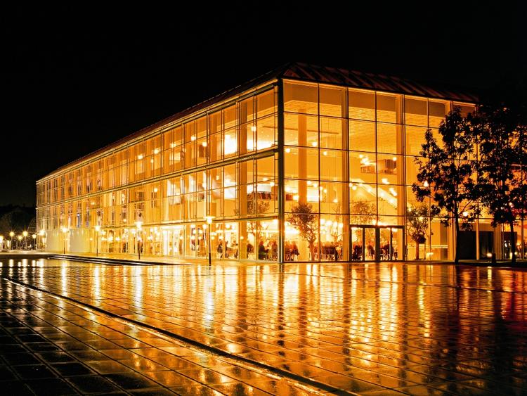 Musikhuset. Den Jyske Opera opfører opera rundt i hele Danmark, men har hjemsted i Musikhuset i det centrale Aarhus. 