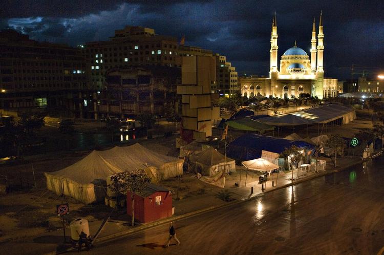 BEIRUT. Louise Stigsgaard skriver charmerende om kærlighed og terroer i sin debutroman 'Natten er fuld af lys'. 