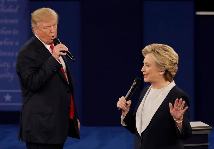 BARNLIGT. De startede med at undlade at give hånd. Siden gik det kun mod nye lavpunkter i Trump og Clintons debat natten til i går og kampen om at blive USA's næste præsident. (Foto: AP) 