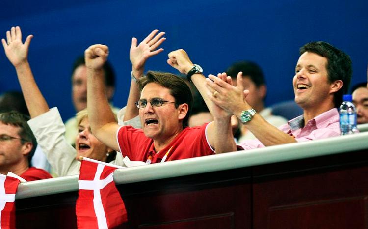 Opbakning. Daværende kulturminister Brian Mikkelsen overværer en håndboldkamp under OL i Beijing i 2008. Foto: Lars Krabbe 