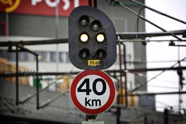 Forældet. Størstedelen af de signaler, der står langs togskinnerne i Danmark, er over et halvt århundred gamle. 