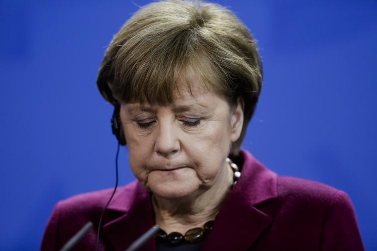 Alene. Kansler Merkel oplever med flygtningekrisen, at de andre landes ledere vender hende ryggen. Men der er næppe en anden til at overtage lederrollen i EU. 