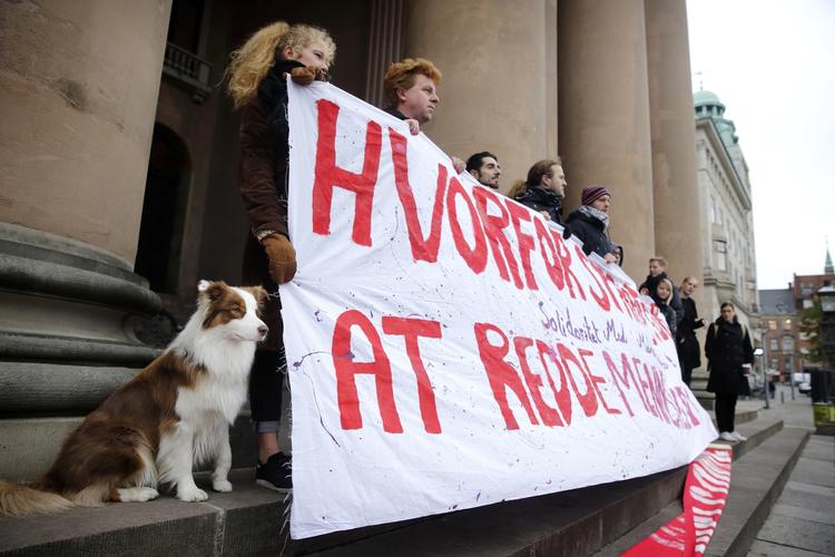TIDLIGT. Allerede før retssagen gik i gang onsdag morgen, var demonstranter klar foran Københavns Byret. 