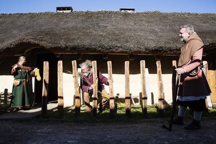 Frivillighed. Vestjylland har flest frivillige. I Ringkøbing-Skjern er 57 procent af indbyggerne frivillige. Her er René Knudsen og Norbert og Brigitte Hollander med til at levendegørende museet ved Bork Vikingehavn. 