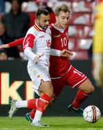 baggrunden. Christian Eriksen var for sjældent i fokus, da Danmark tabte 1-0 til Montenegro i Parken. Foto: Jens Dresling 