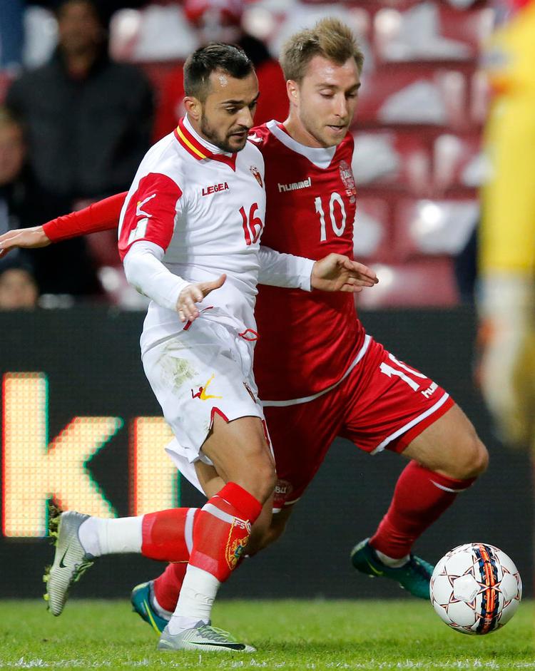 baggrunden. Christian Eriksen var for sjældent i fokus, da Danmark tabte 1-0 til Montenegro i Parken. Foto: Jens Dresling 
