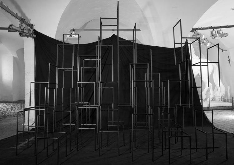 Stabelstol. Ditte Hammerstrøms værk er et af de mest vellykkede på Snedkernes Efterårsudstilling. I kraft af sin størrelse og den fine skyggevirkning kan man nemlig se værket. Det er ikke tilfældet med alle værker på udstillingen. 