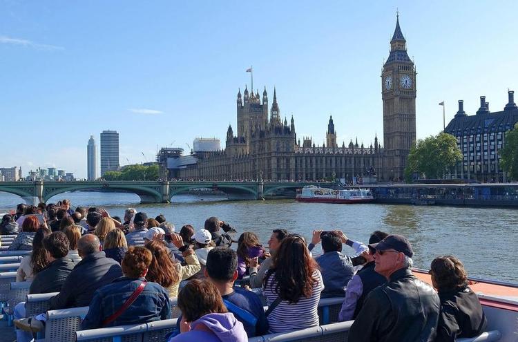 ATTRAKTION. London kan opleves på mange måder. Her er det fra en båd på Themsen. Netop nu er det en billigere fornøjelse end for et år siden. Foto: Ross D. Franklin/AP 