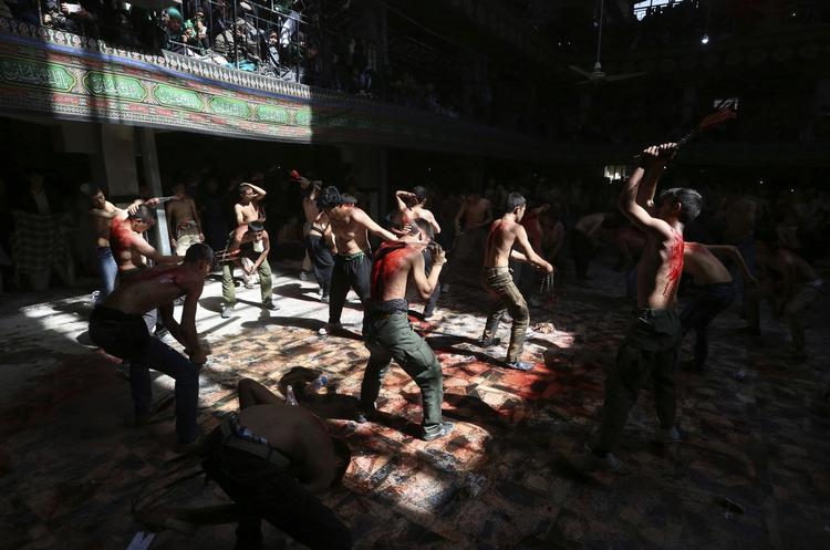 Blodig helligdag. Selvpiskning er en del af shia-muslimernes markering af  Ashoura helligdagen. I Kabul så hundredevis på, mens unge mænd søndag frivilligt lod blodet flyde. I går blev mindst 14 dræbt ved et bombeangreb på et helligt shia-muslimsk skrin i byen. 