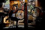 FAGMAND. Cykelmekaniker Magnus Lindhardt Jørgensen på Cyklistforbundets værksted ser det som rutinearbejde at montere en navdynamolygte. 