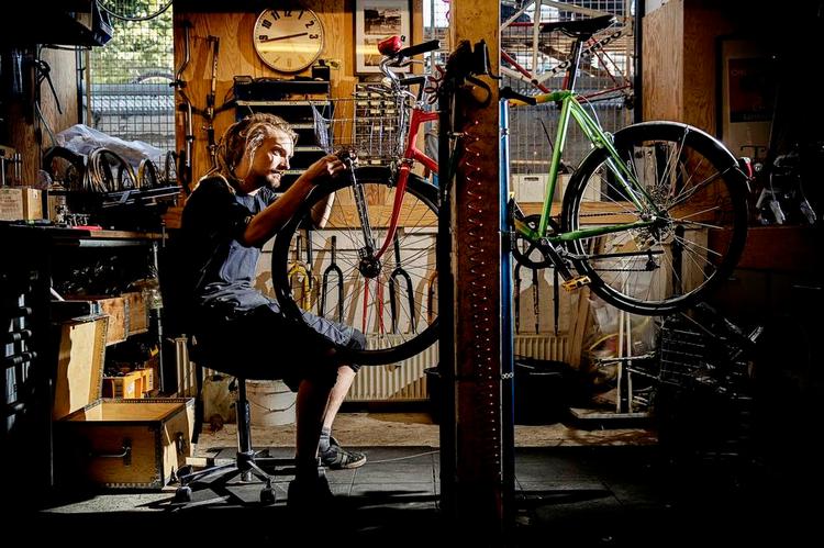 FAGMAND. Cykelmekaniker Magnus Lindhardt Jørgensen på Cyklistforbundets værksted ser det som rutinearbejde at montere en navdynamolygte. 