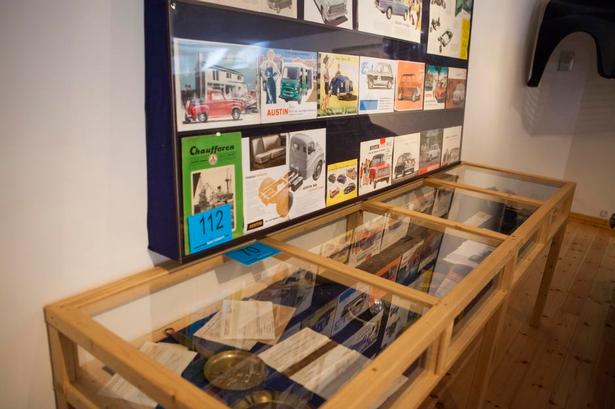 EKSTRA. Ud over bilerne følger der masser af bøger, plakater og smådele med, når museet kommer på auktion. 