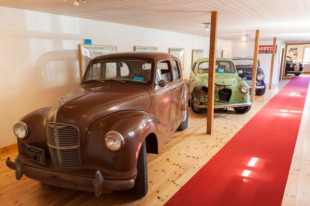 UDVALG. Bilerne på museet har stået i en svingende grad af perfektion. Og det har været et bevidst træk. 