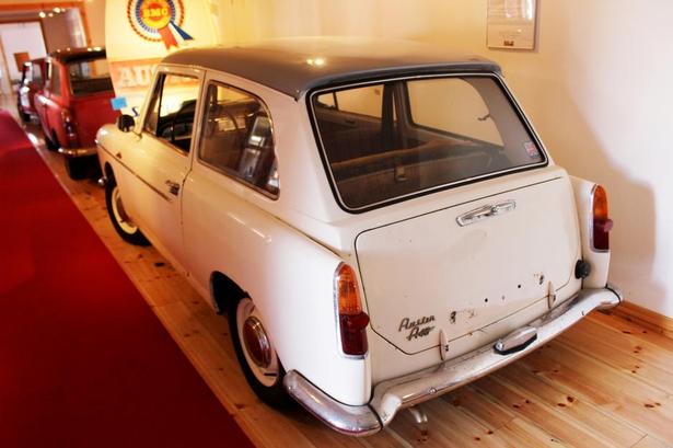 FREMTID. Austin A40 Futura peger fremad mod nutidens hatchback-biler. 