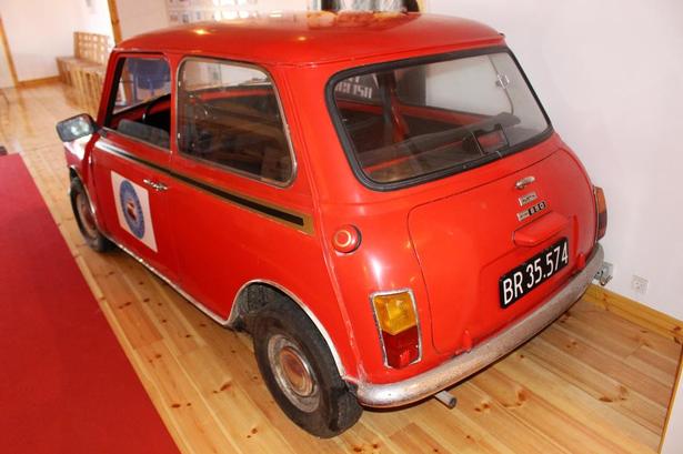 KLASSIKER. Denne Austin Mini ser ganske velholdt ud. Det er måske Austins mest berømte model. 