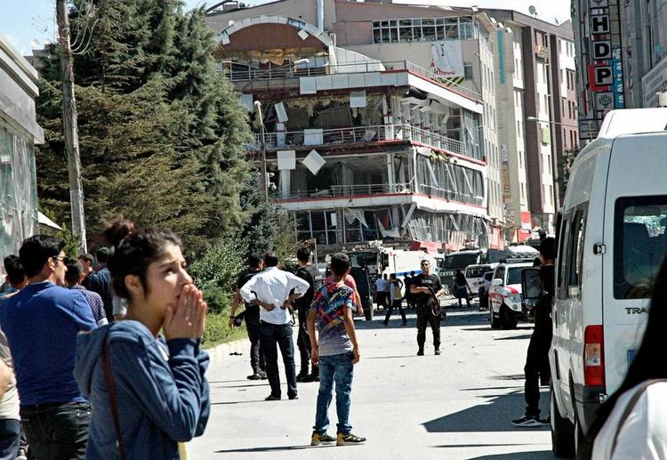 Bykrig. Borgere opskræmt af bombe i Van midt i september. PKK påtog sig ansvaret. Angrebet var hævn for 24 afsatte borgmestre. 