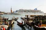 Udskældte. Krydstogtskibe kommer tæt på Venedig, men deres vibrationer og de bølger, de skaber, kan skade byens skrøbelige huse. Foto:  Waltraud Grubitzsch/picture-alliance/dpa/AP Images 