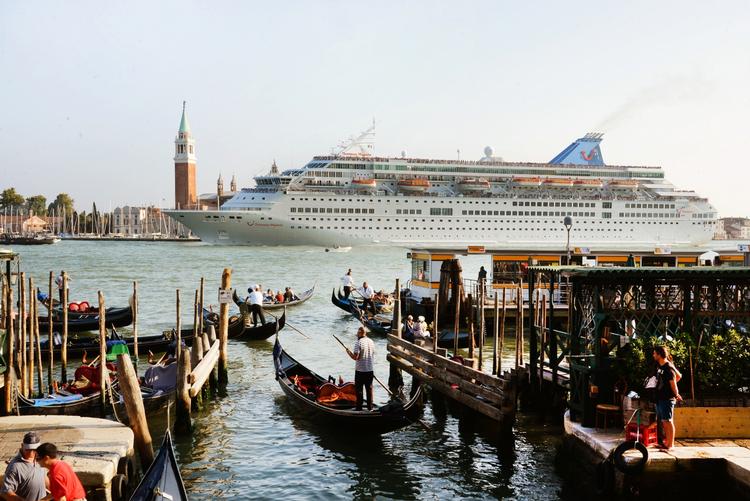 Udskældte. Krydstogtskibe kommer tæt på Venedig, men deres vibrationer og de bølger, de skaber, kan skade byens skrøbelige huse. Foto:  Waltraud Grubitzsch/picture-alliance/dpa/AP Images 