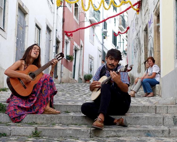 Længsel. Unge har i stigende grad kastet sig over den traditionelle fado med dens sange om saudade, det særlige portugisiske ord for dyb længsel. 