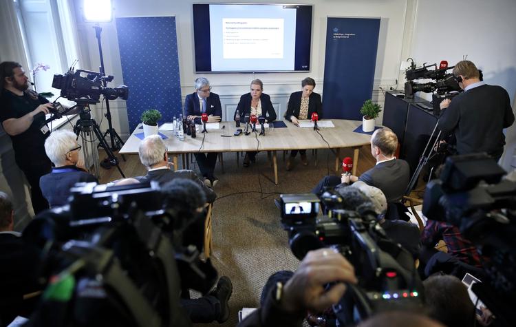 OPMÆRKSOMHED. Regeringen præsenterede tirsdag hele to planer mod radikalisering og social kontrol i Danmark. 