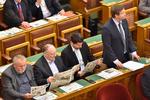 Protest. Bertalan Toth fra Ungarns socialistiske parti protesterede mandag som leder af oppositionen i parlamentet mod lukningen af avisen Nepszabadsag. Foto: Zoltan Mathe/MTI/AP 