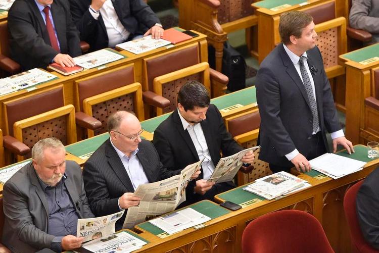 Protest. Bertalan Toth fra Ungarns socialistiske parti protesterede mandag som leder af oppositionen i parlamentet mod lukningen af avisen Nepszabadsag. Foto: Zoltan Mathe/MTI/AP 